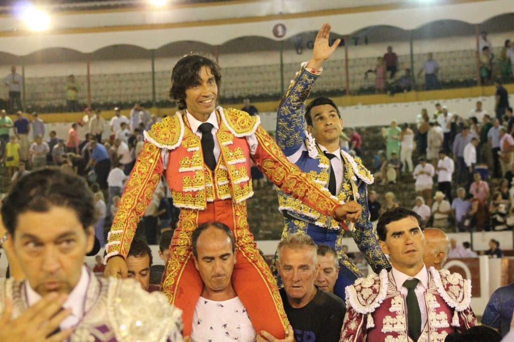 Curro Du00edaz y Manzanares salen a hombros en Linares