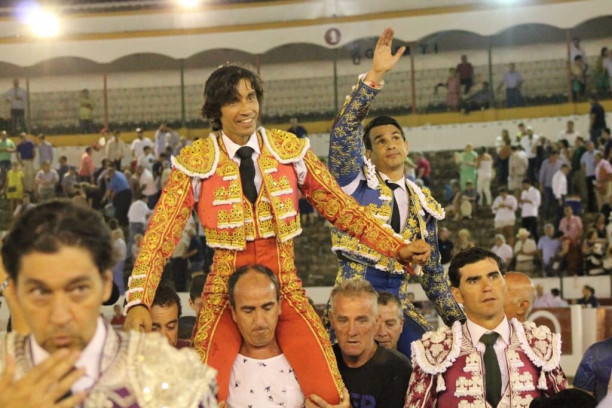 Curro Díaz y Manzanares salen a hombros en Linares