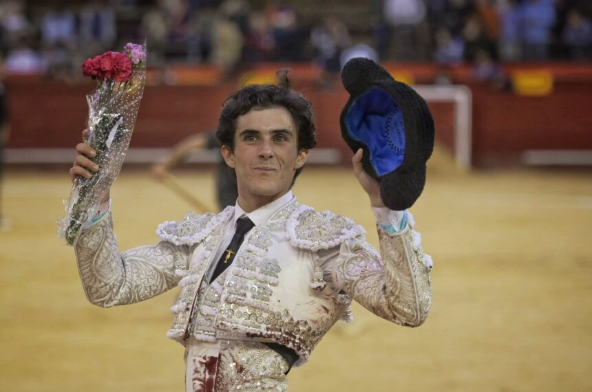 Alvaro alarcón. oreja en valencia