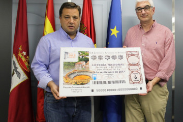 Foto.ManuelSerranoconeldcimodelprximoSorteodelaLoteraNacionalenAlbacete2