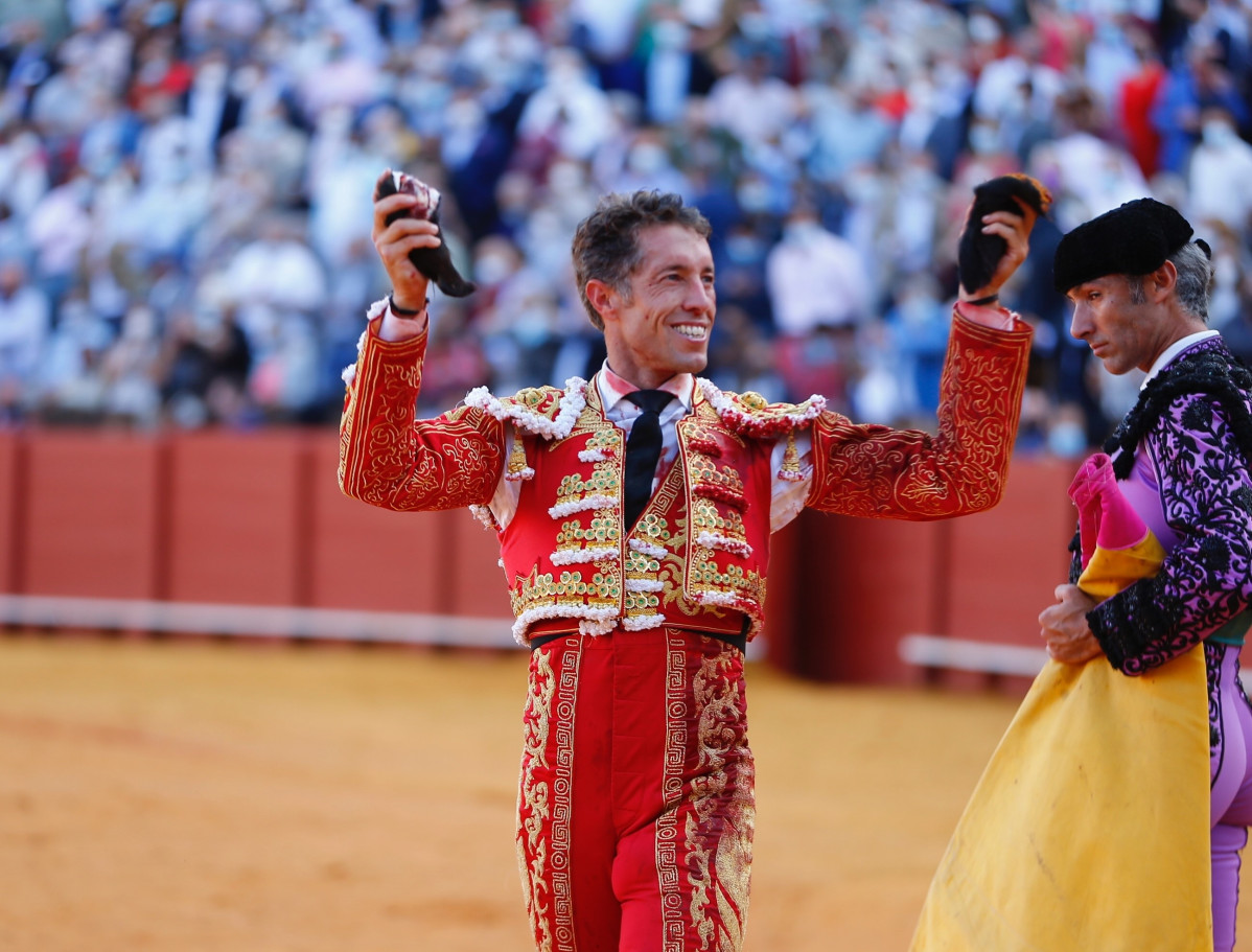 Escribano. 2 orejas a los miuras en sevilla 2021. toromedia