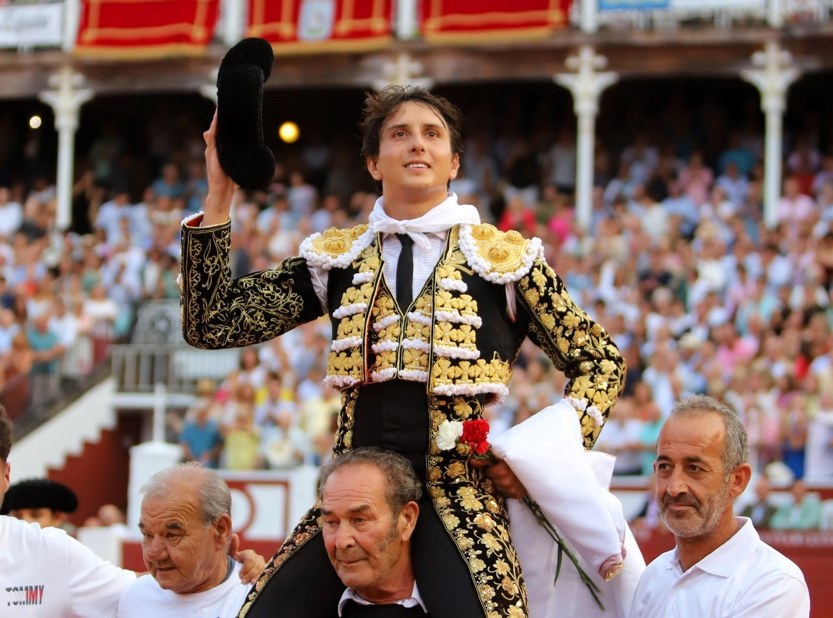 ROCA REY EN HOMBROS. GIJÓN 2023
