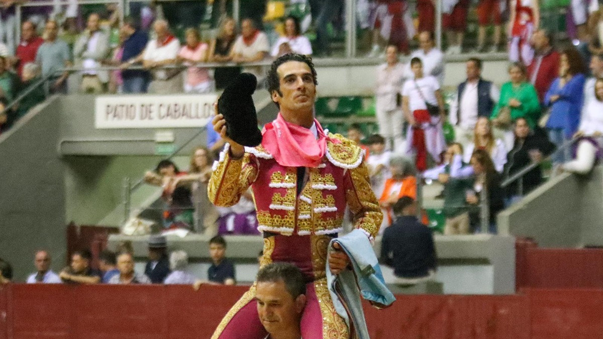 MORENITO EN HOMBROS