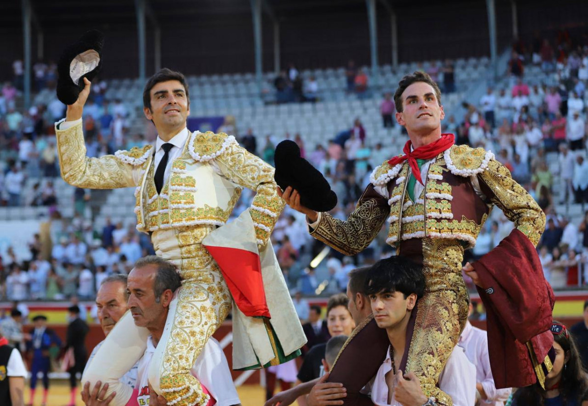 PALENCIA 2. ADRIAN Y PERERA EN HOBROS