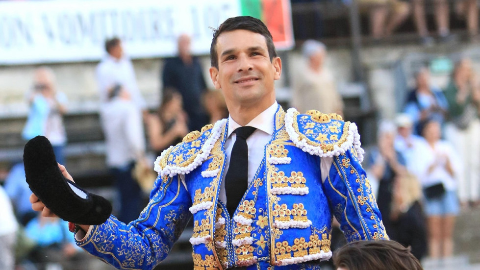 MANZANARES EN HOMBROS EN NIMES 2025