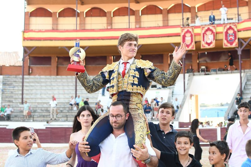 Alvaro Serrano puerta grande 2 800x533